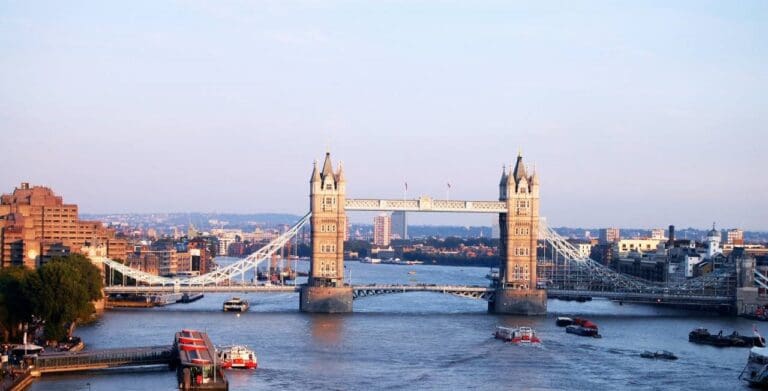 London escorted tours for all groups from international students to senior travellers.