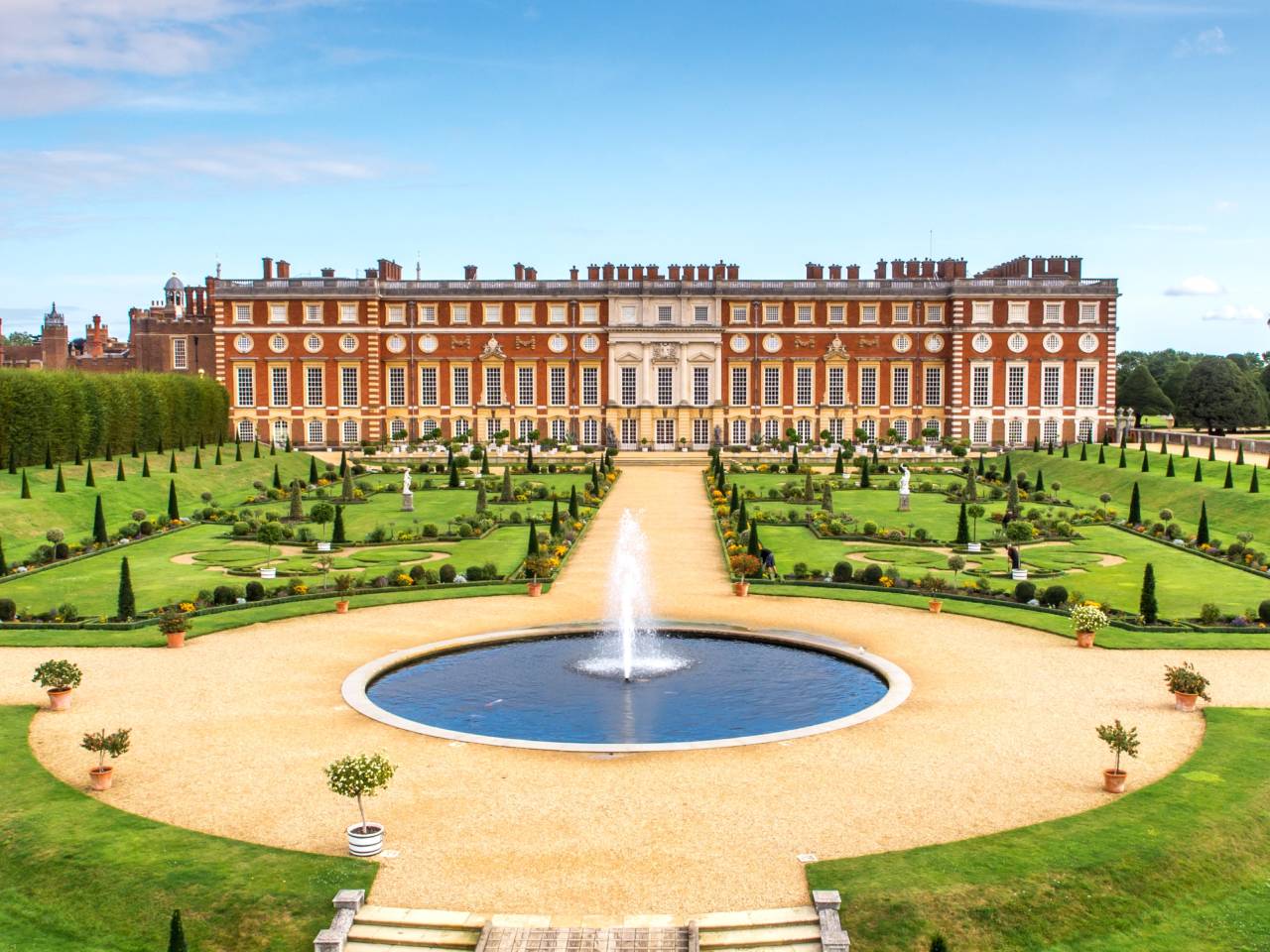 Hampton Court Palace Tour from London – Tickets & Transport